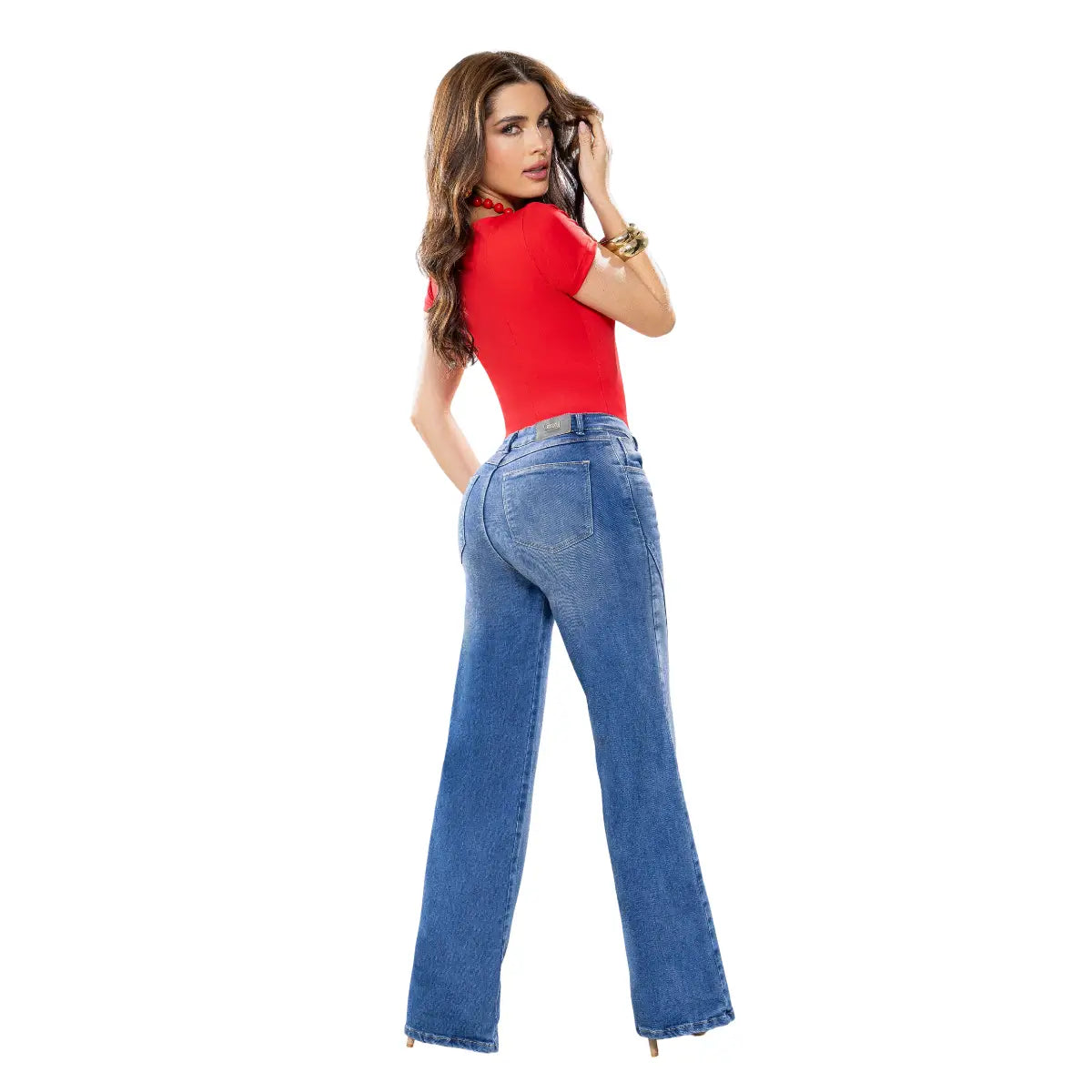 Mujer vistiendo jean campana con tacones para un look moderno, urbano y muy femenino.
Vista posterior