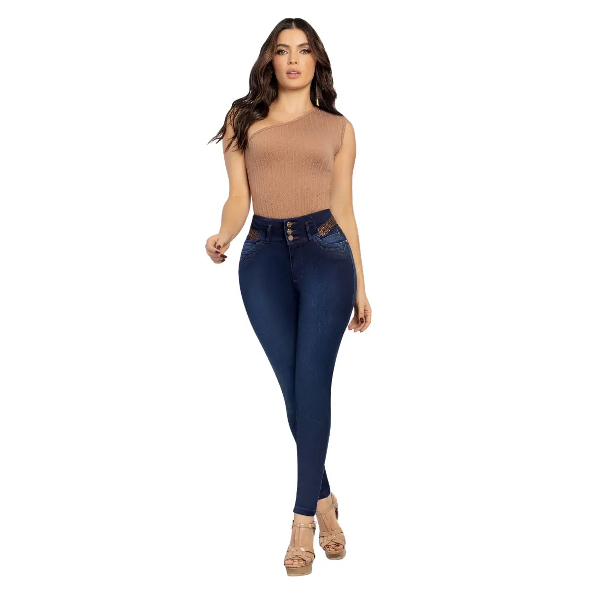 Modelo luciendo jean colombiano tiro alto efecto pushup con pretina decorada
