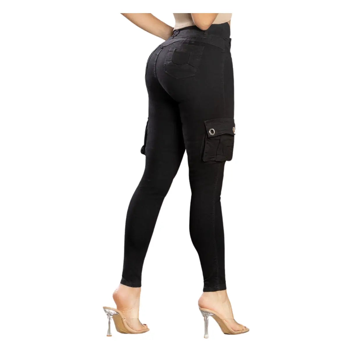 Detale Jean colombiano negro push-up con tres botones y bolsillos laterales, modelo R1671.