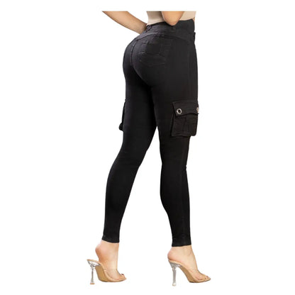 Detale Jean colombiano negro push-up con tres botones y bolsillos laterales, modelo R1671.
