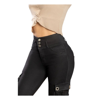 Detalle frente  Jean colombiano negro push-up con tres botones y bolsillos laterales, modelo R1671.