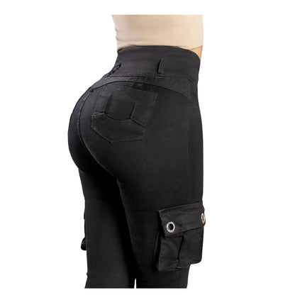 Detalle lateral Jean colombiano negro push-up con tres botones y bolsillos laterales, modelo R1671.