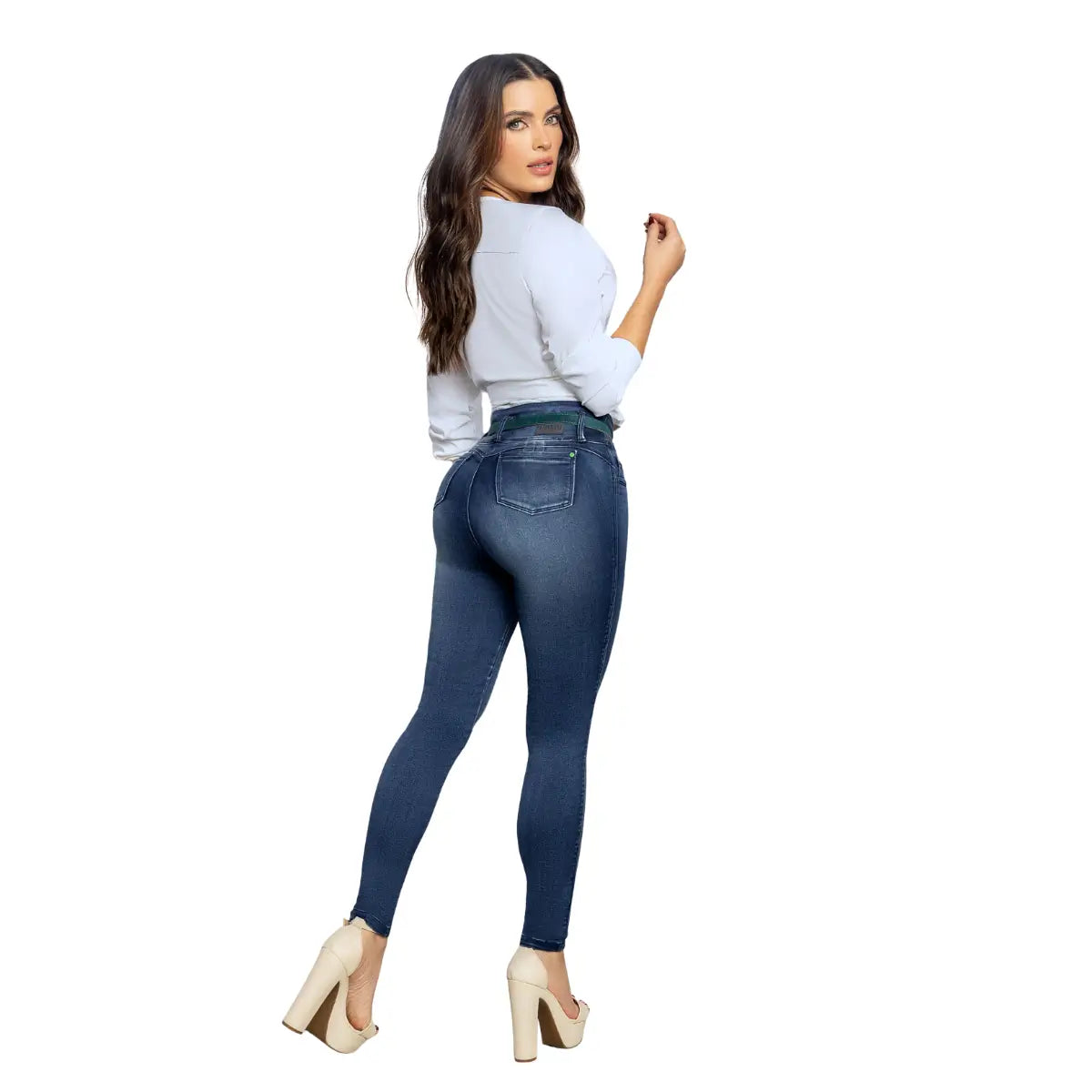 Mujer luciendo jean azul pitillo con tacones para un look sofisticado y moderno. vista posterior