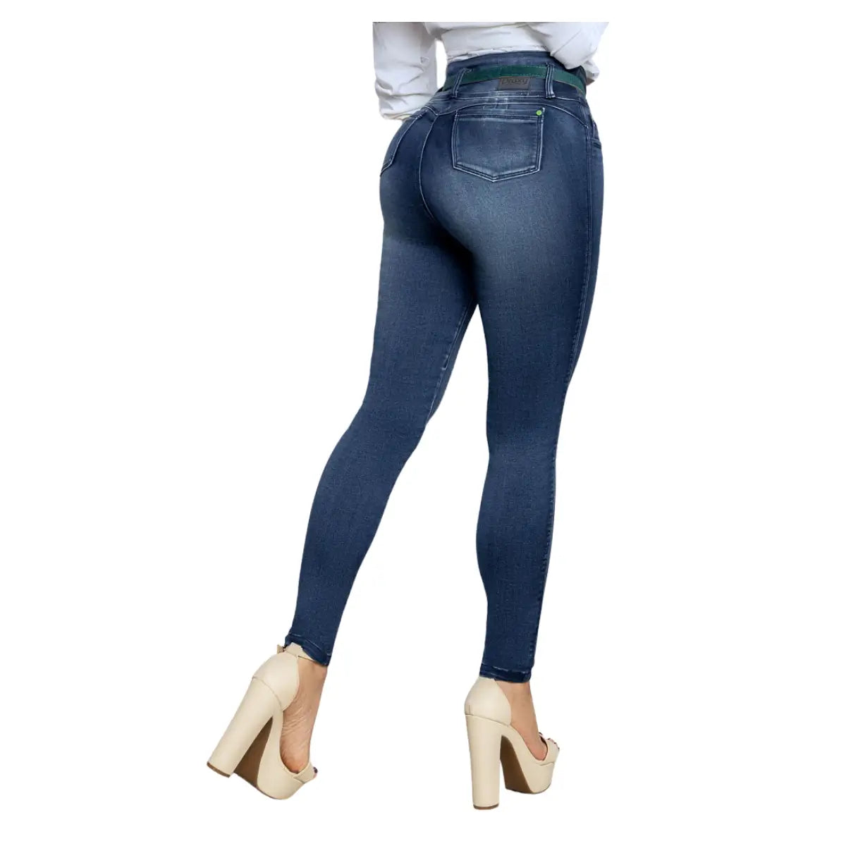 Jean colombiano azul push-up R1787 con tres botones y cinturón, vista posterior.