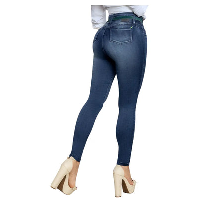 Jean colombiano azul push-up R1787 con tres botones y cinturón, vista posterior.