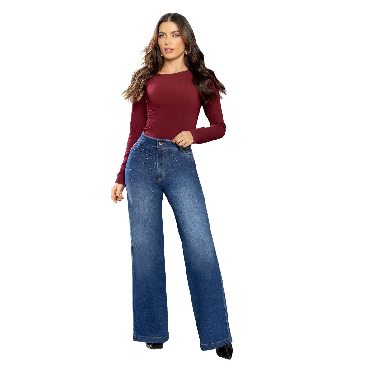 Mujer vistiendo jean bota campana con tacones para un look estilizado y moderno.