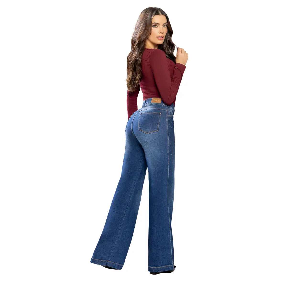 Mujer vistiendo jean bota campana con tacones para un look estilizado y moderno. vista posterior