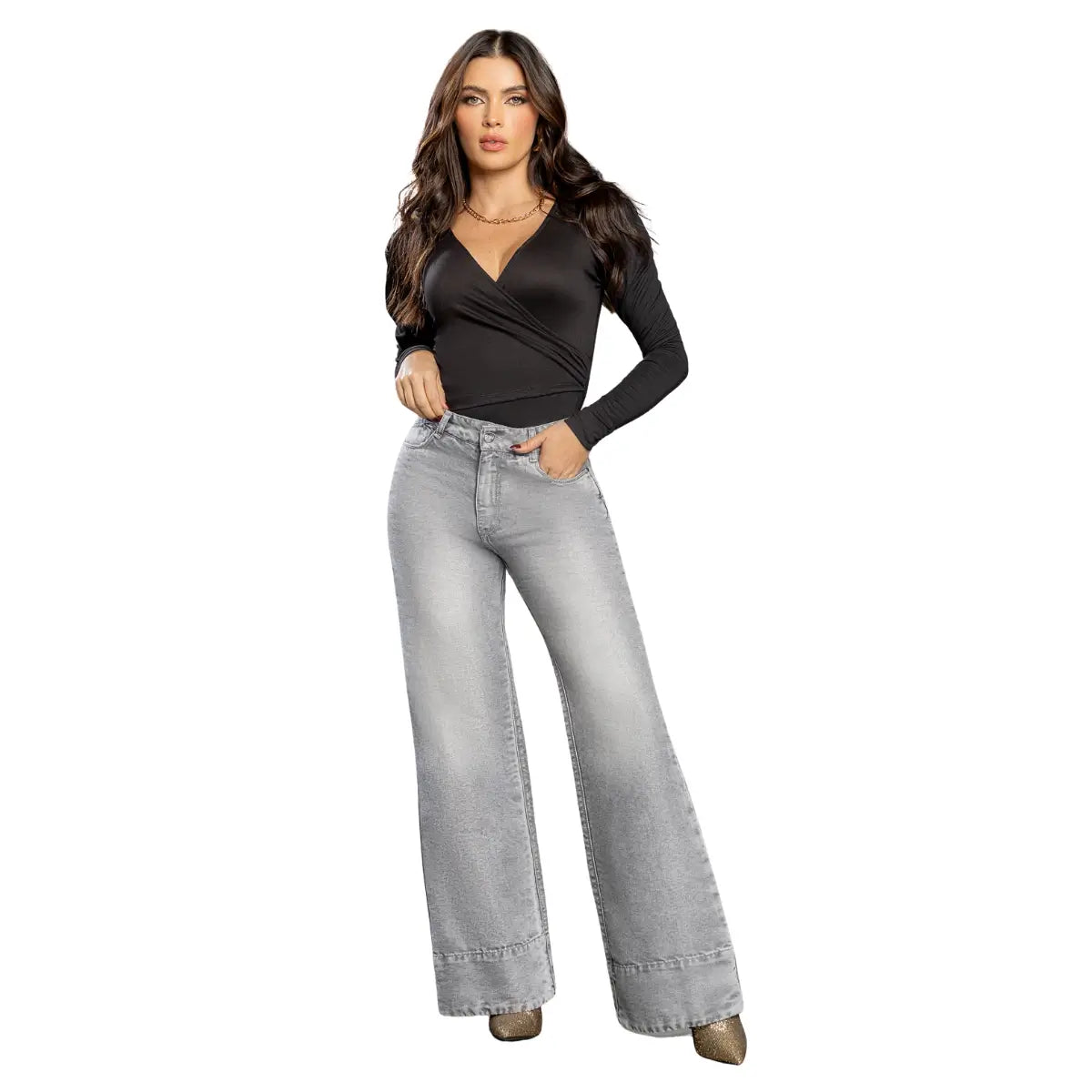 Mujer vistiendo jean gris bota campana para un estilo urbano, moderno y elegante.