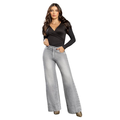 Mujer vistiendo jean gris bota campana para un estilo urbano, moderno y elegante.