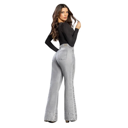 Mujer vistiendo jean gris bota campana para un estilo urbano, moderno y elegante. vista posterior