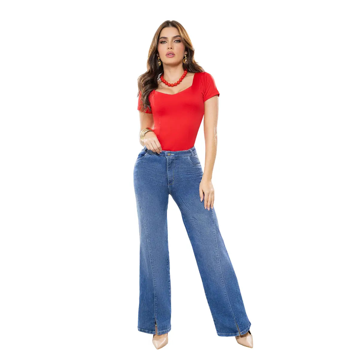 Mujer vistiendo jean campana con tacones para un look moderno, urbano y muy femenino.