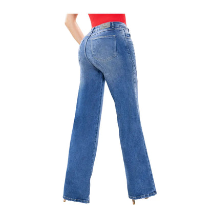 Jean colombiano azul medio modelo R1856 con bota campana abierta y un botón.