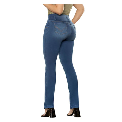 Detalle de la pretina ancha y costuras de refuerzo en jean push-up R8432.
