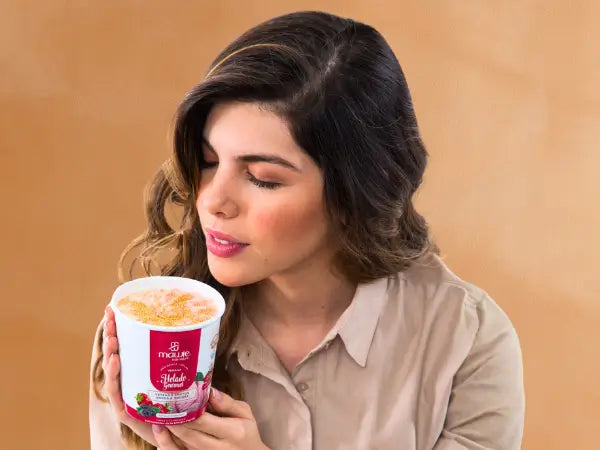Mujer disfrutando el aroma increíble del tratamiento mascarilla capilar Mawie Colombia en presentación helado Gourmet. Vendido por NEOBEL