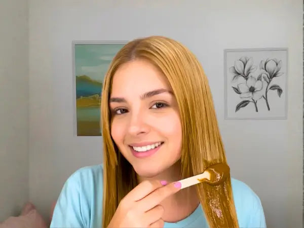 Mujer aplicando tratamiento nutricion capilar de Mawie Gourmet Colombia, vendido por Neobel Chile